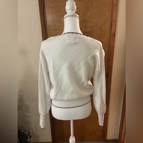 Elegant White Sweater with Black Bow Accent - Picture 3 of 8